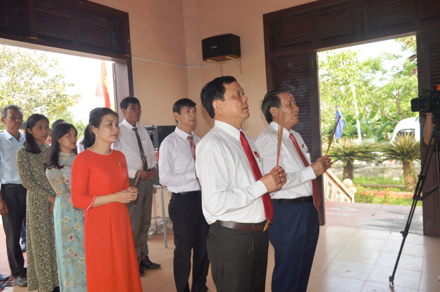 Đoàn ĐBQH tỉnh Quảng Trị dâng hương tại Đền thờ Bác Hồ ở thôn Hà Xá, xã Triệu Ái, huyện Triệu Phong nhân dịp kỷ niệm 130 năm ngày sinh của Chủ tịch Hồ Chí Minh- Ảnh: ĐV