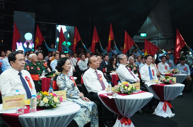 Thủ tướng Nguyễn Xuân Phúc và các đồng chí lãnh đạo Đảng, Nhà nước, MTTQ Việt Nam dự chương trình. Ảnh: VGP/Quang Hiếu