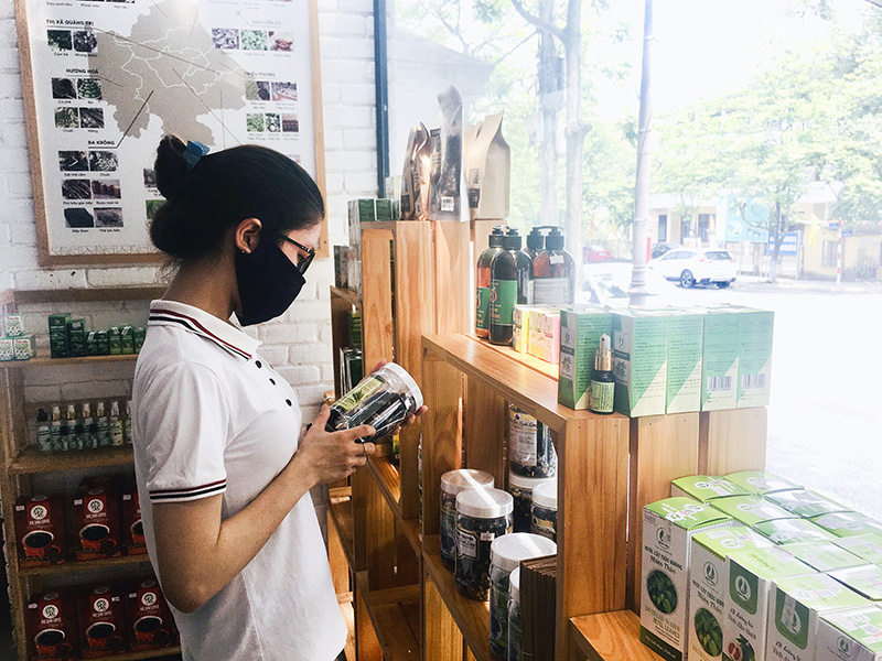 Các sản phẩm OCOP trưng bày tại quầy hàng giới thiệu sản phẩm OCOP của tỉnh được người dân quan tâm. Ảnh: TT