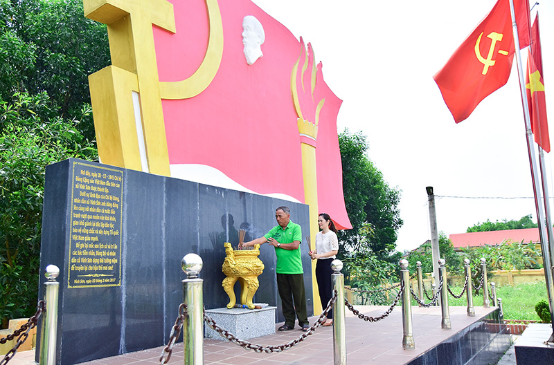 Đài tưởng niệm nơi thành lập Chi bộ Đảng đầu tiên của xã Vĩnh Sơn. Ảnh: TT