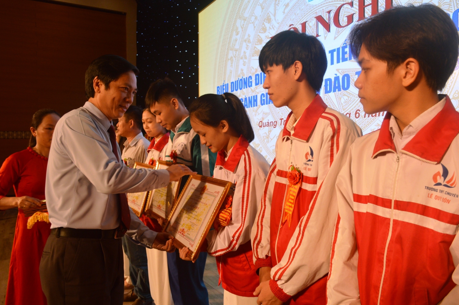 Phó Chủ tịch UBND tỉnh Hoàng Nam trao bằng khen của Chủ tịch UBND tỉnh cho các em học sinh đạt thành tích cao trong các kỳ thi học sinh giỏi quốc gia- Ảnh: ĐV