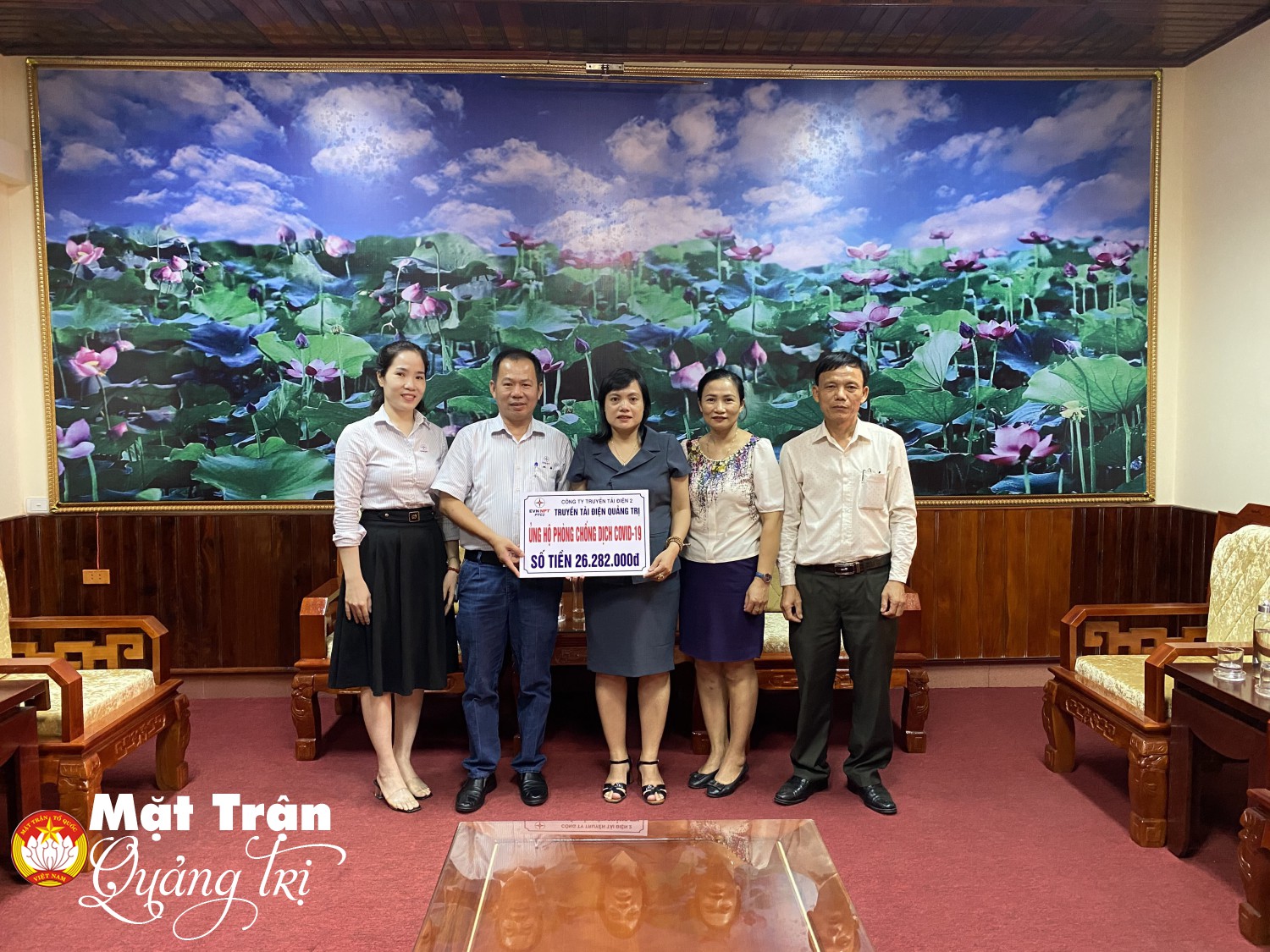 Công đoàn Truyền tải điện Quảng Trị đã trao số tiền 26.282.000 đồng ủng hộ công tác phòng, chống dịch bệnh COVID-19