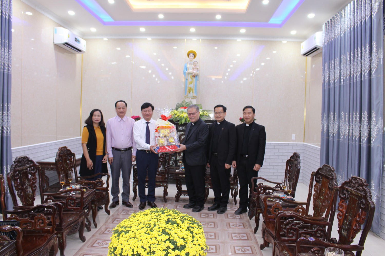 Chủ tịch UBMTTQ Việt Nam tỉnh Đào Mạnh Hùng thăm hỏi và tặng quà Tòa Tổng giám mục Huế nhân dịp tết Nguyên đán Tân Sửu 2021 - Ảnh: H.T