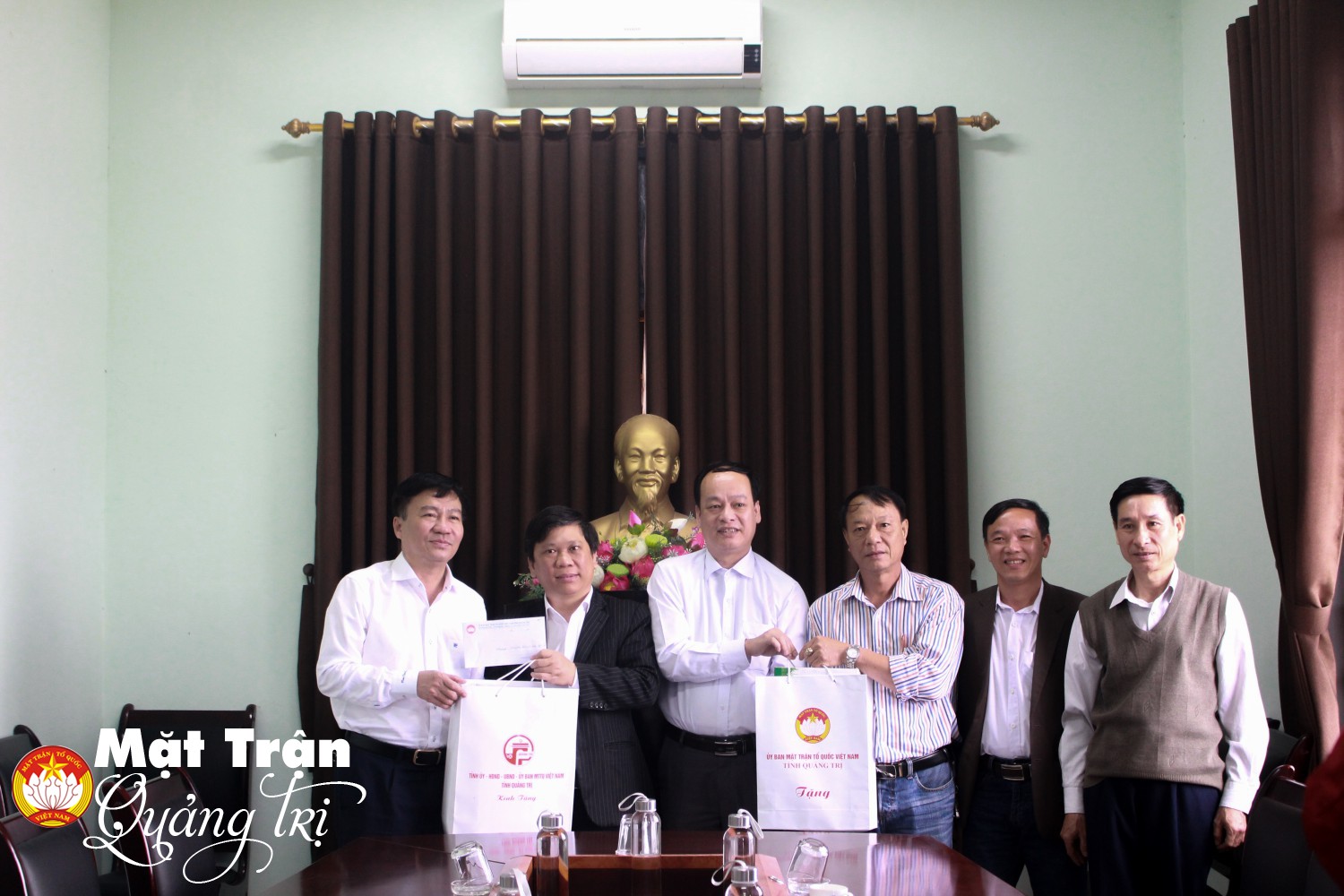 Đồng chí  Đào Mạnh Hùng Chủ tịch Ủy ban MTTQ Việt Nam tỉnh  thăm, tặng quà các cán bộ, bác sĩ đang làm việc tại trung tâm CDC Quảng Trị