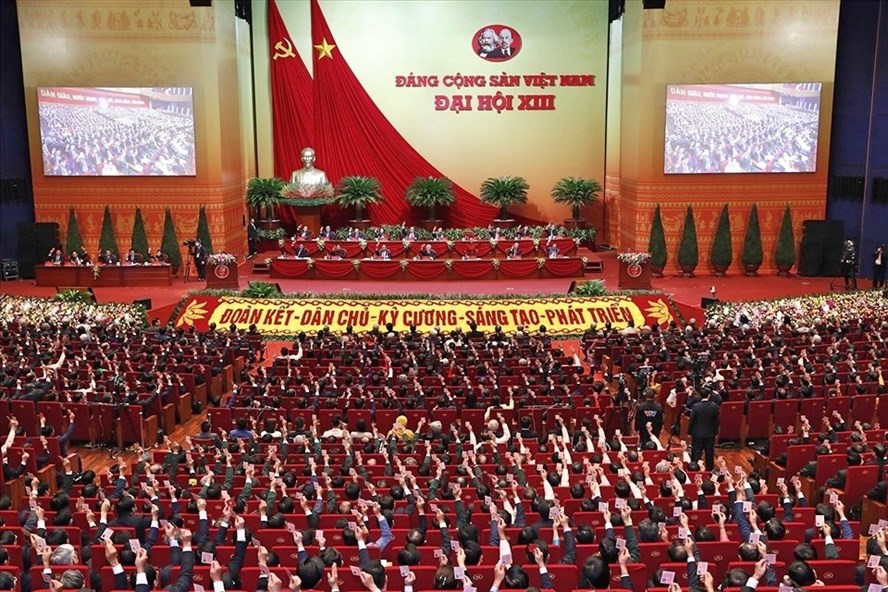 Các đại biểu biểu quyết, thông qua Nghị quyết Đại hội XIII của Đảng. Ảnh: TTXVN