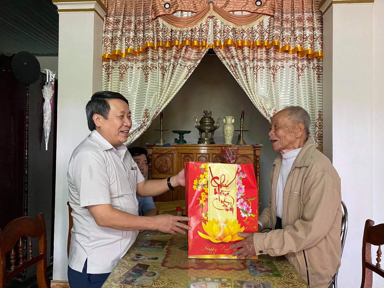 Phó Chủ tịch Thường trực UBND tỉnh Hà Sỹ Đồng thăm, chúc tết gia đình cán bộ tiền khởi nghĩa trên địa bàn huyện Cam Lộ - Ảnh: T.P