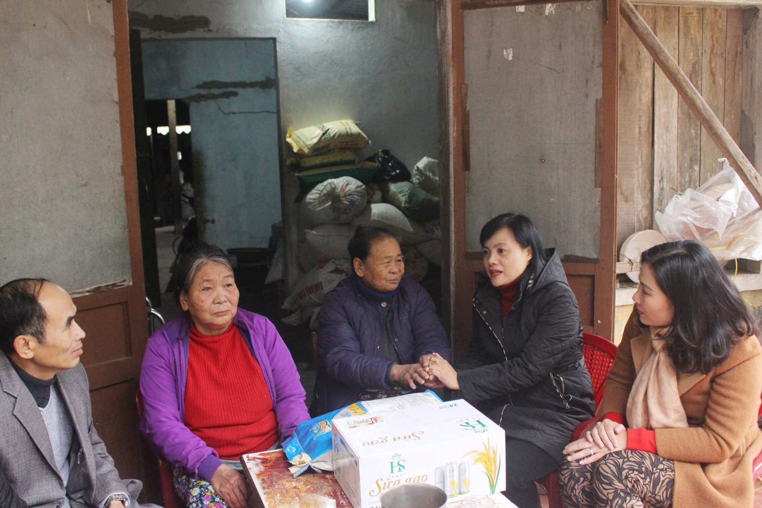 Bà Hồ Thị Lệ Hà (thứ 2 từ phải sang), Phó Chủ tịch Thường trực Uỷ ban MTTQ Việt Nam tỉnh Quảng Trị đã đến thăm hỏi, động viên và trao quà Tết cho các gia đình có hoàn cảnh khó khăn trên địa bàn tỉnh.