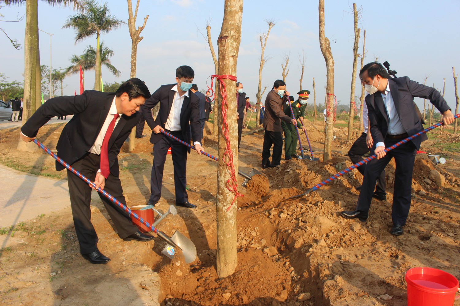Các đồng chí lãnh đạo tỉnh trồng cây tại khu vực Đài tưởng niệm Anh hùng liệt sĩ, bờ bắc sông Thạch Hãn - Ảnh: T.T