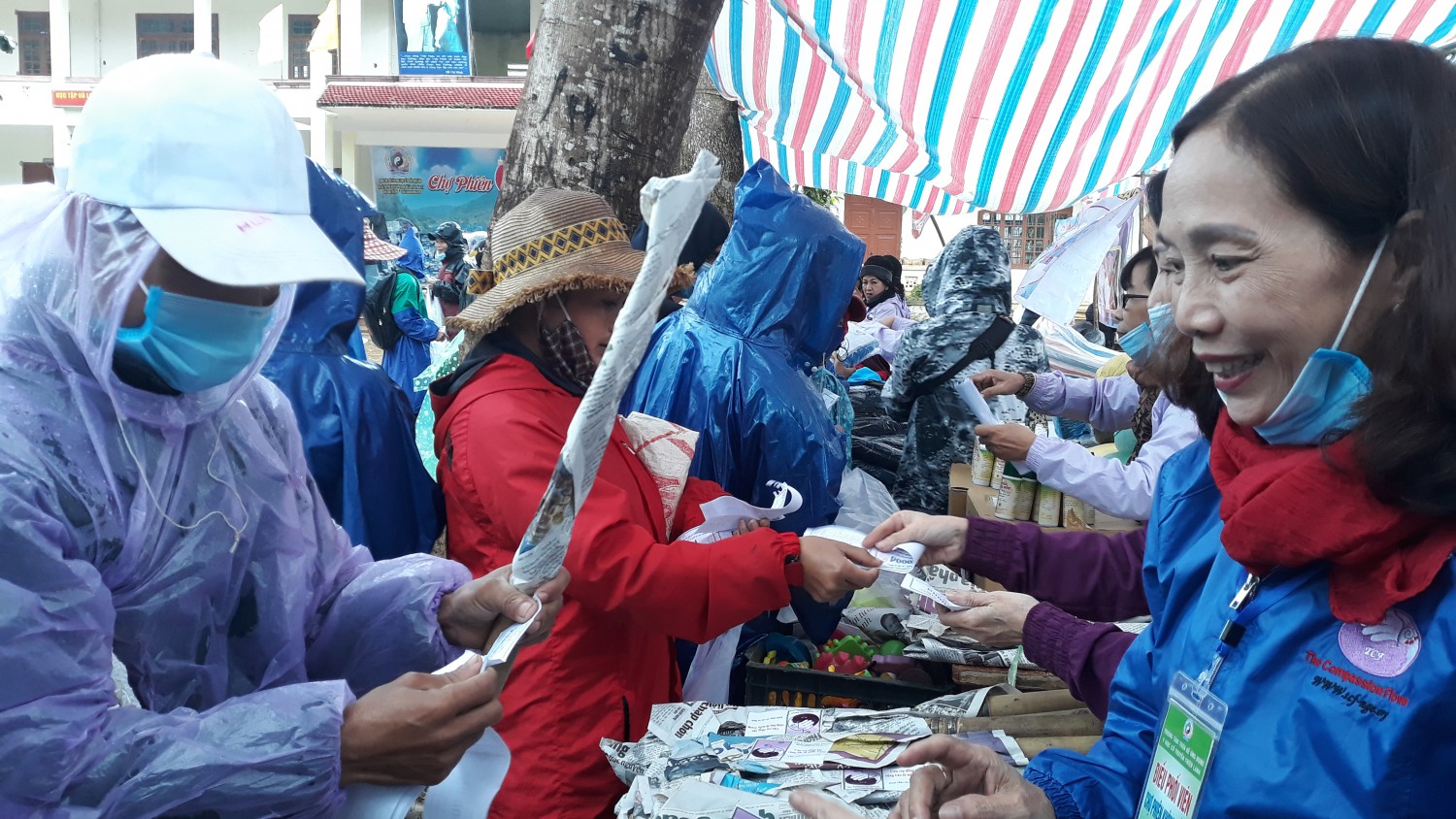 Nhiều tổ chức, cá nhân đến thăm hỏi, chia sẻ khó khăn cho người dân vùng lũ Hướng Hóa để đón Tết- Ảnh: N.V