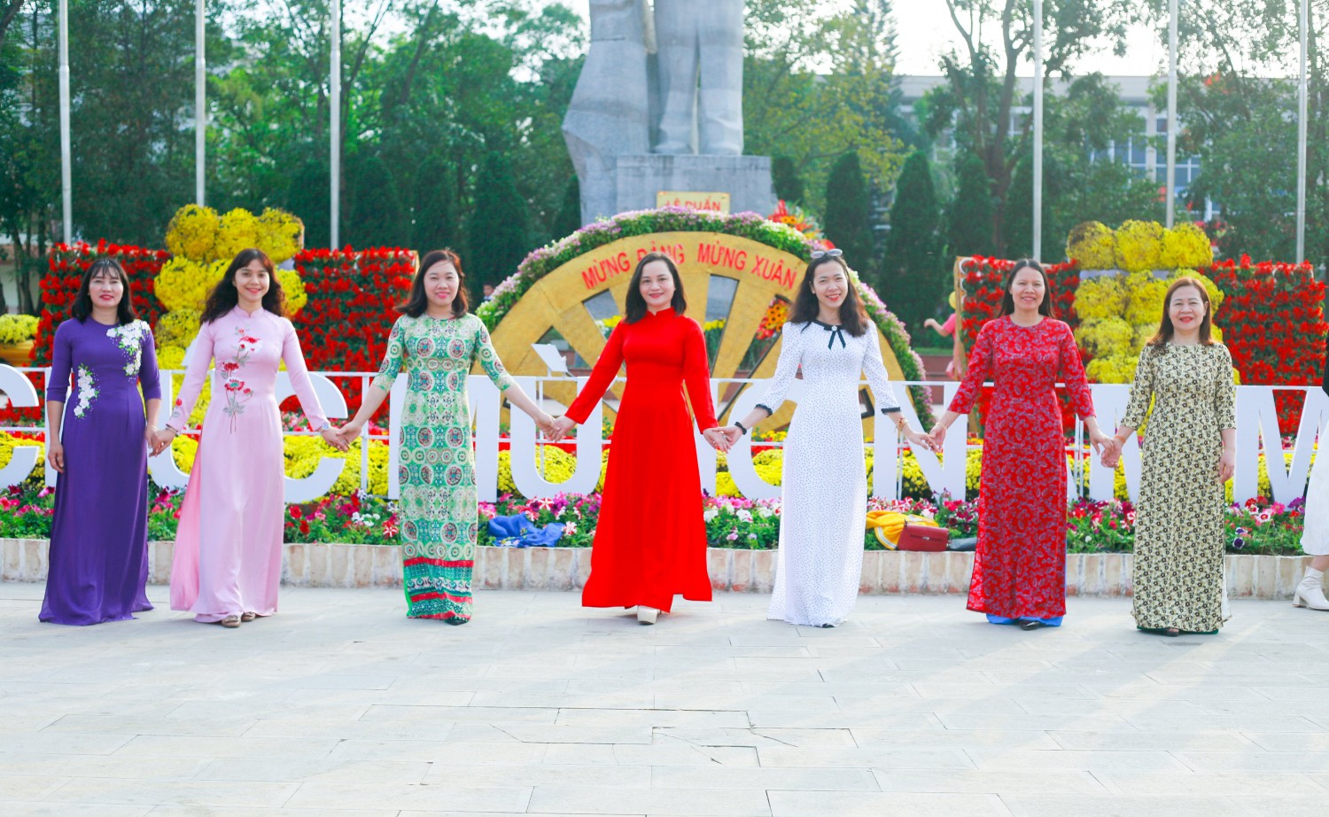 Cán bộ cơ quan Hội LHPN tỉnh Quảng Trị duyên dáng trong tà áo dài thướt tha