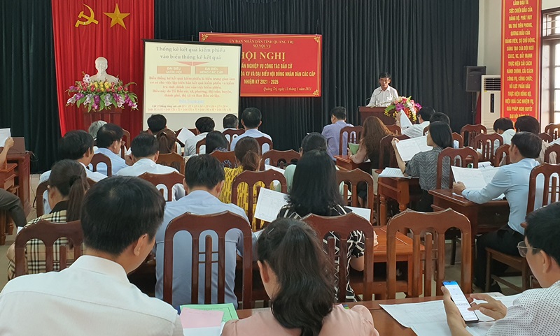 Các đại biểu tập huấn những kiến thức về công tác bầu cử- Ảnh: L.N