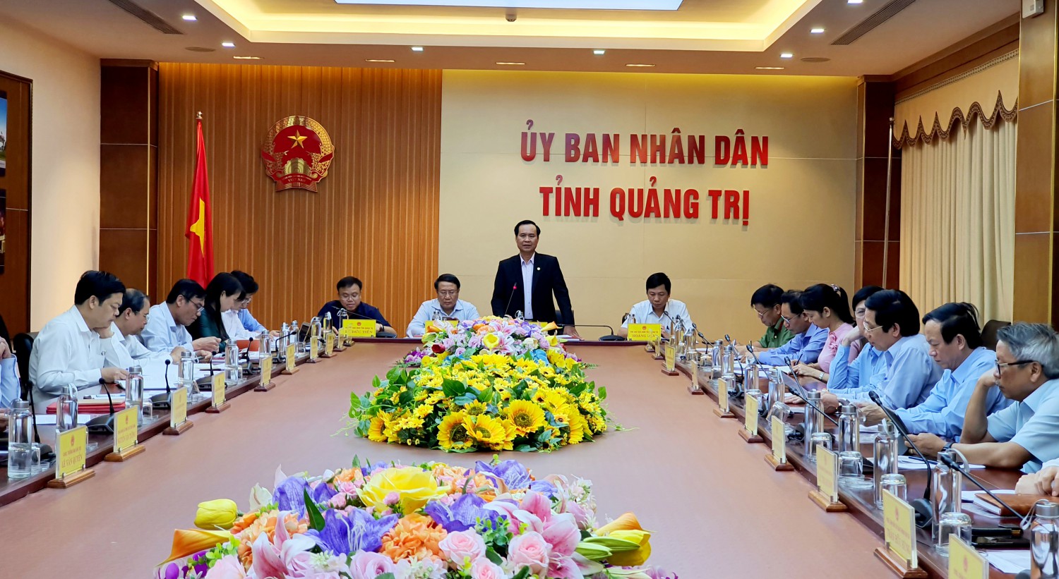 Chủ tịch UBND tỉnh Võ Văn Hưng phát biểu kết luận phiên họp toàn thể - Ảnh: T.T