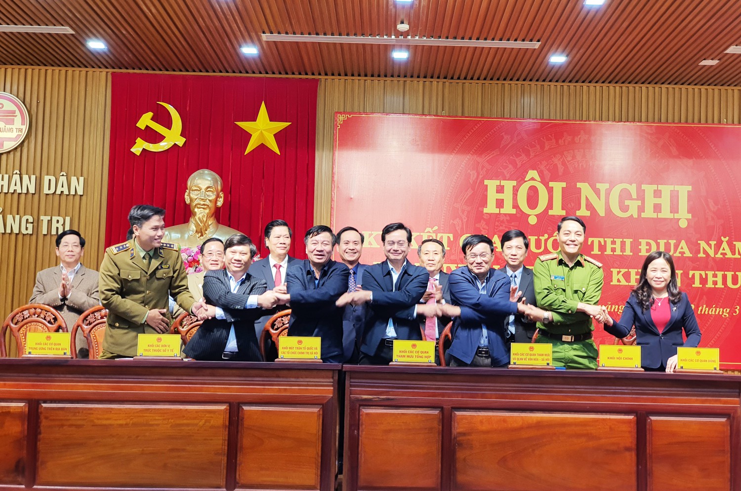 Đại diện các khối thi đua ký kết giao ước thi đua năm 2021 - Ảnh: T.T