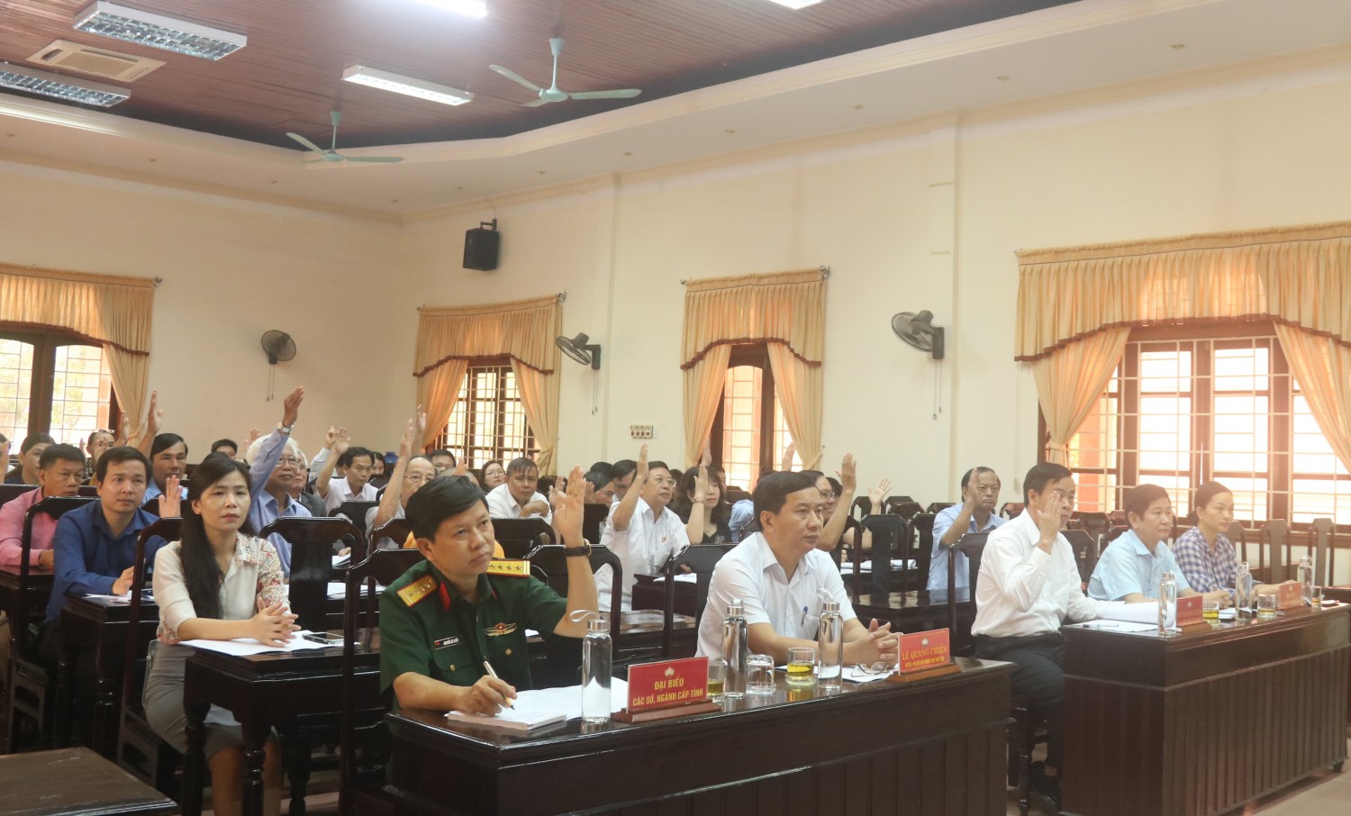 Các đại biểu biểu quyết để thống nhất danh sách những người đủ tiêu chuẩn ứng cử đại biểu Quốc hội khóa XV - Ảnh: N.B