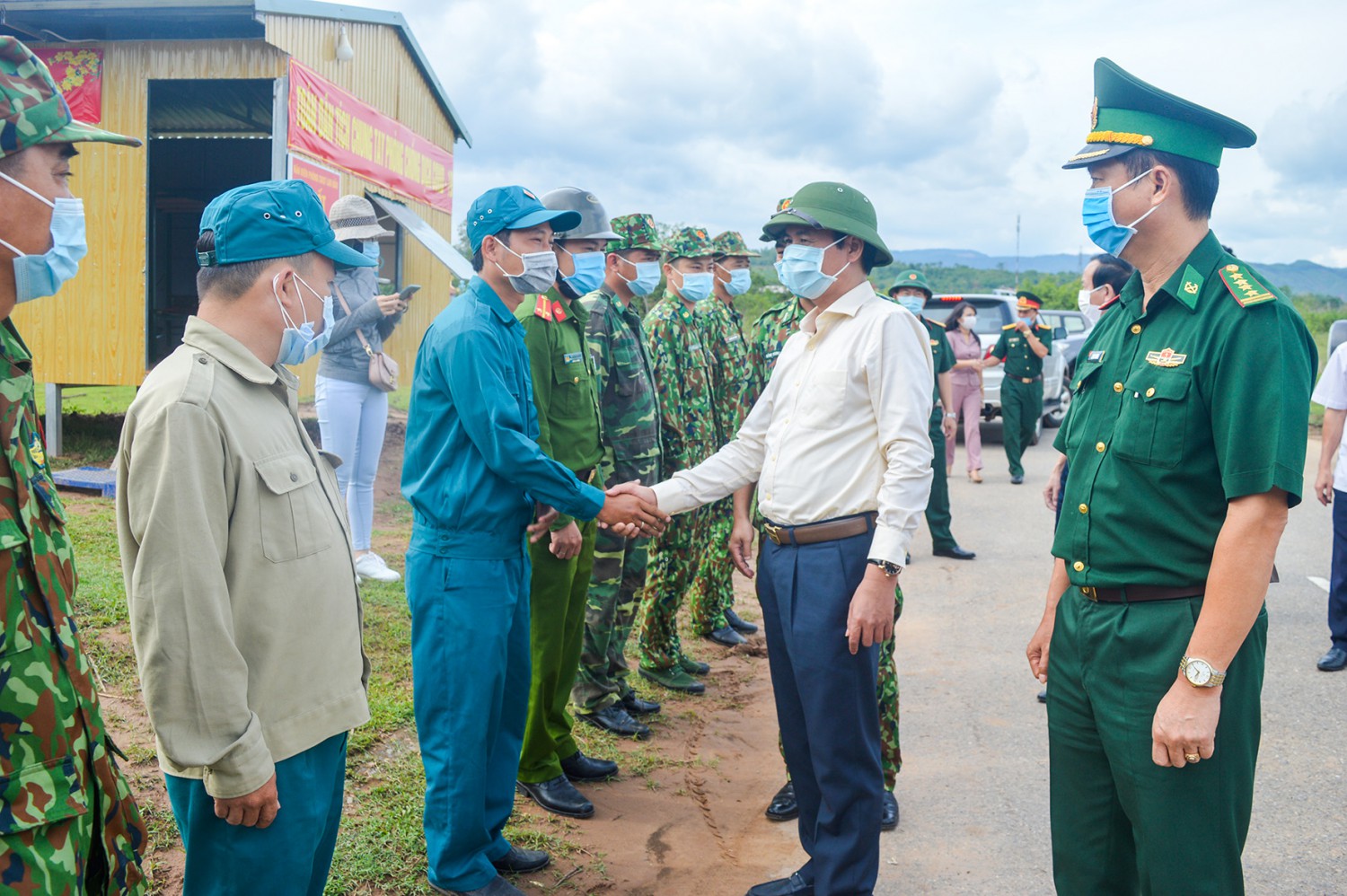 Chủ tịch UBND tỉnh Võ Văn Hưng thăm hỏi, động viên lực lượng trực chốt kiểm soát biên giới ở thôn Bích La Đông, xã Tân Thành, huyện Hướng Hóa - Ảnh: L.T