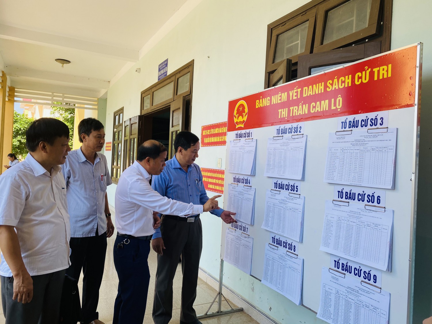 Đoàn giám sát kiểm tra công tác chuẩn bị bầu cử đại biểu Quốc hội khóa XV và đại biểu HĐND các cấp nhiệm kỳ 2021 – 2026 tại thị trấn Cam Lộ - Ảnh: T.P