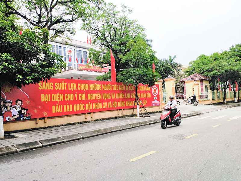 Tuyên truyền bầu cử đại biểu Quốc hội khóa XV và đại biểu HĐND các cấp nhiệm kỳ 2021 - 2026 trên một tuyến phố ở Đông Hà - Ảnh: T.T​