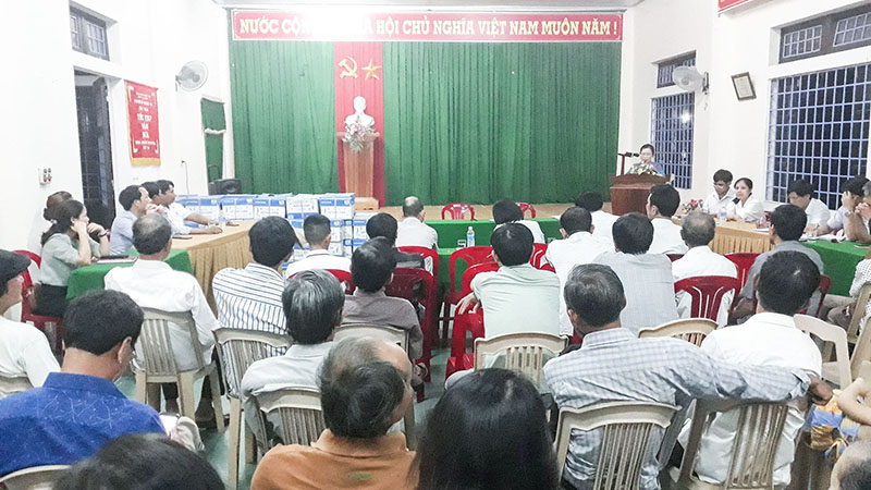 Tiểu khu 4, thị trấn Ái Tử (huyện Triệu Phong) tổ chức họp dân để giới thiệu ứng cử viên đại biểu HĐND các cấp nhiệm kỳ 2021- 2026 - Ảnh: N.V​