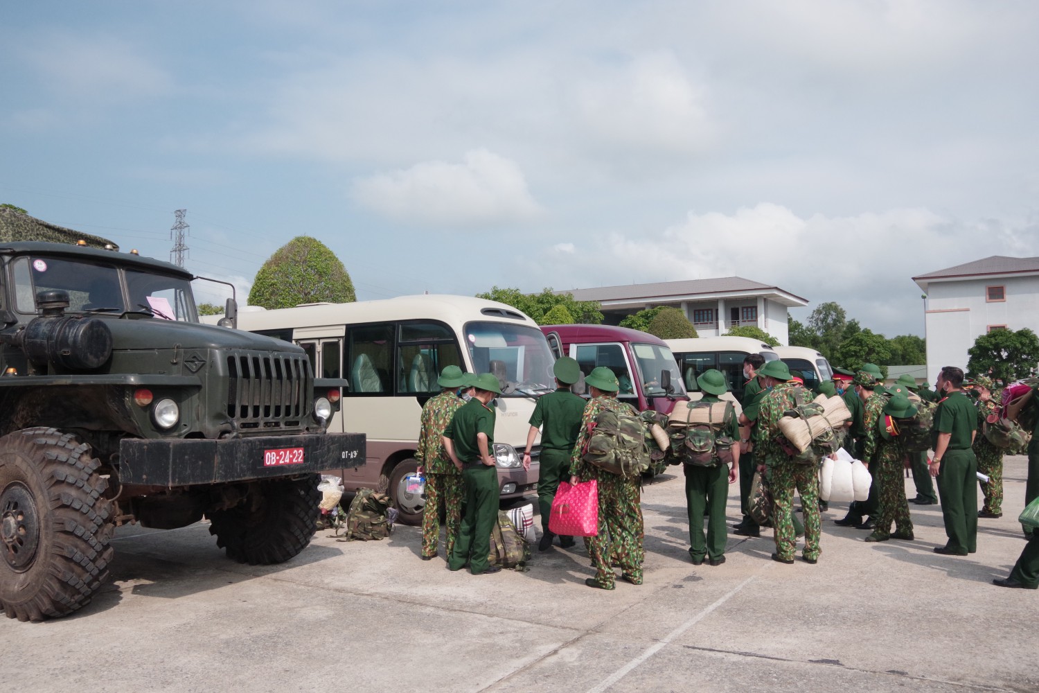 Các chiến sĩ thuộc Bộ Chỉ huy Quân sự tỉnh khẩn trương đến với các chốt biên giới- Ảnh: XD