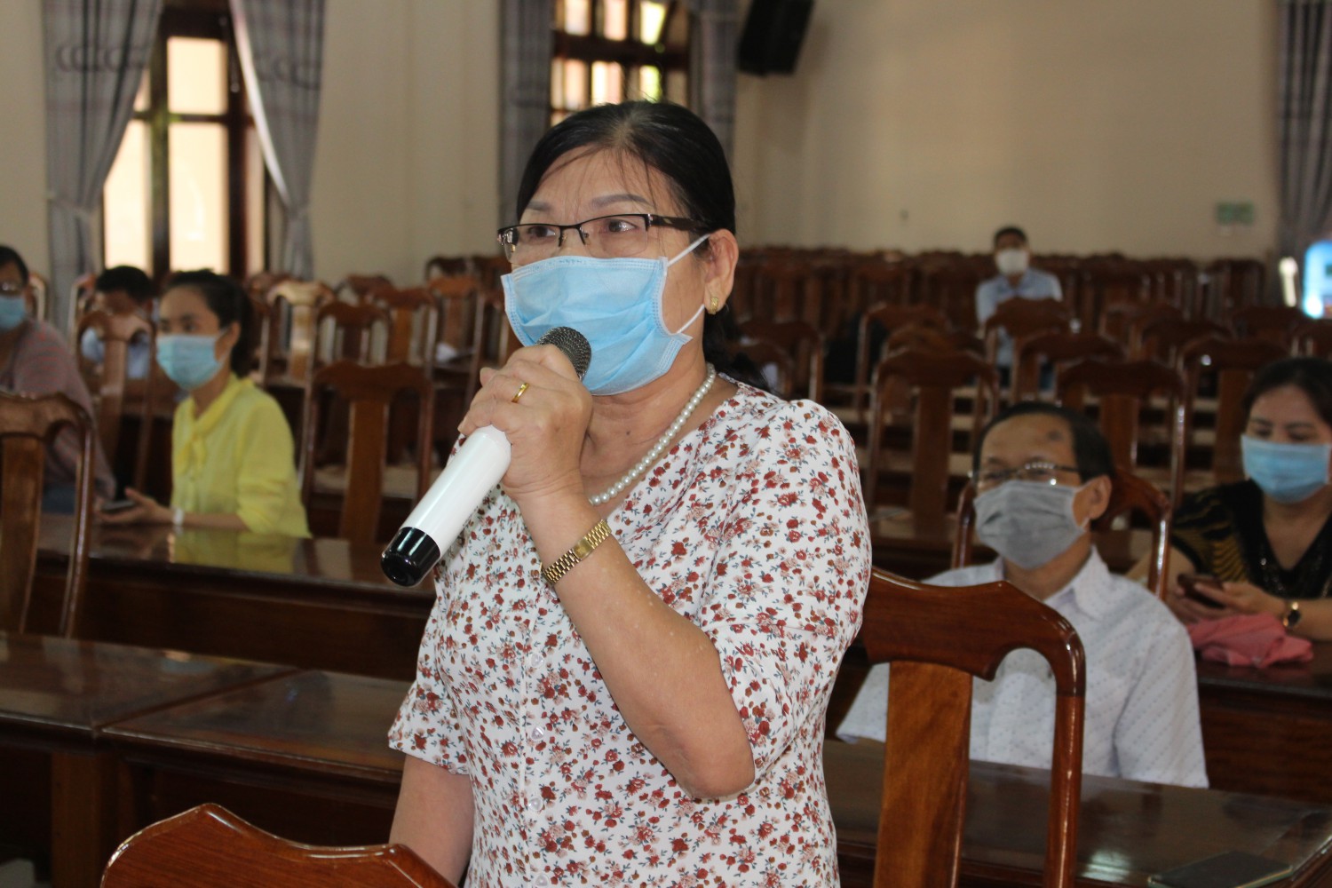 Cử tri Phường 1, thành phố Đông Hà bày tỏ tâm tư, nguyện vọng của mình với các ứng cử viên đại biểu HĐND tỉnh nhiệm kỳ 2021 – 2026 thuộc đơn vị bầu cử số 10 - Ảnh: H.T