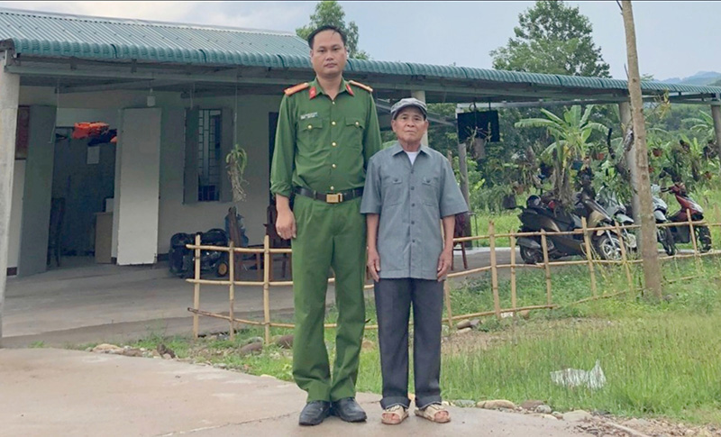 Ông Hồ Lô (phải) đứng trước công trình nhà ở của lực lượng công an xã vừa mới xây dựng trên nền đất mà gia đình ông hiến tặng - Ảnh: K.S