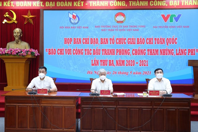 Chủ tịch UBTƯ MTTQ Việt Nam Đỗ Văn Chiến cùng Phó Trưởng ban Nội chính Trung ương Trần Quốc Cường và  Tổng Giám đốc Đài Truyền hình Việt Nam Lê Ngọc Quang chủ trì cuộc họp.