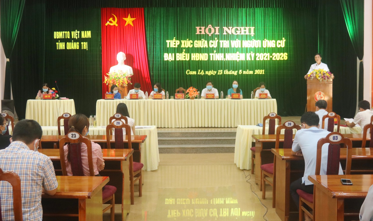 Phó Chủ tịch UBND tỉnh Hoàng Nam cảm ơn sự tin tưởng của cử tri đối với các ứng cử viên thuộc đơn vị bầu cử số 5 - Ảnh: N.B