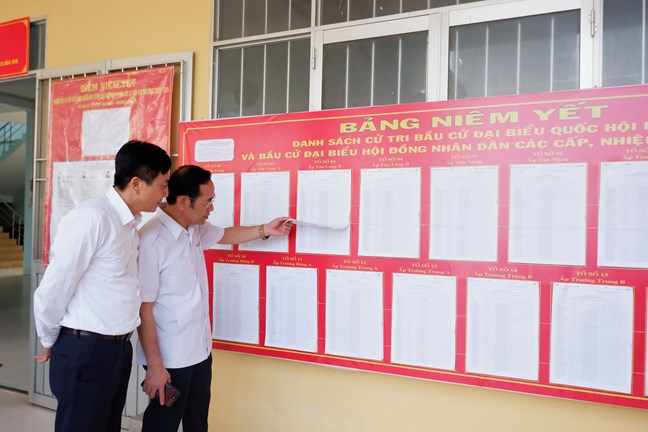 Đoàn giám sát UBTƯ MTTQ Việt Nam kiểm tra công tác bầu cử tại một số điểm trên địa bàn huyện Phong Điền