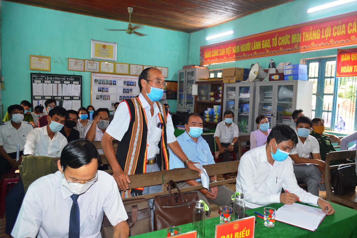 Cử tri xã A Dơi, huyện Hướng Hóa tham gia ý kiến, kiến nghị tại buổi tiếp xúc với các ứng cử viên đại biểu HĐND tỉnh nhiệm kỳ 2021 - 2026 - Ảnh: Đ.V