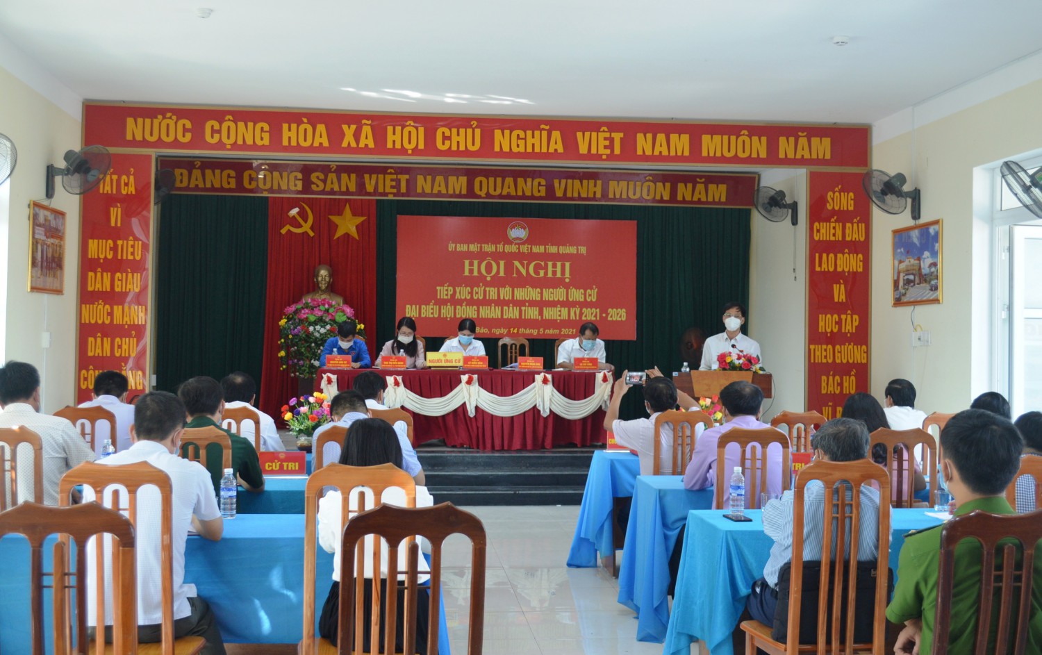 Ứng cử viên đại biểu HĐND tỉnh nhiệm kỳ 2021-2026 tiếp xúc cử tri, vận động bầu cử tại thị trấn Lao Bảo, huyện Hướng Hóa- Ảnh: Đ.V