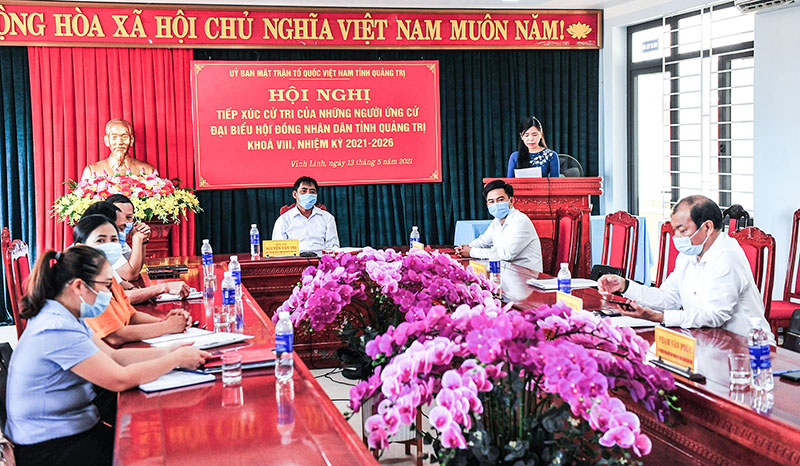 Chánh Văn phòng HĐND tỉnh Bùi Thị Vân, ứng cử viên đại biểu HĐND tỉnh nhiệm kỳ 2021 - 2026 trình bày chương trình hành động của mình tại một buổi tiếp xúc cử tri - Ảnh: V.T.H​