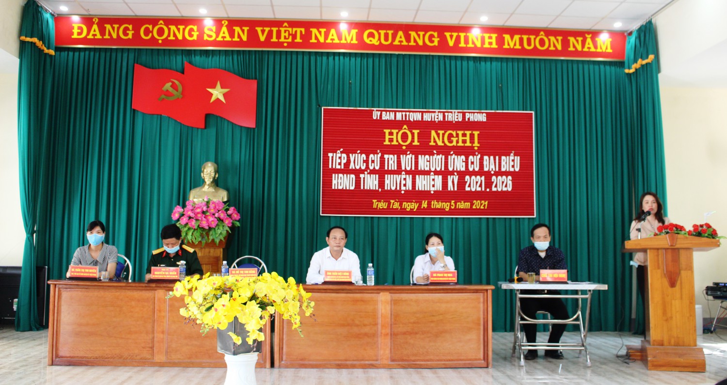 Đại biểu Hồ Thị Thu Hằng, Chủ nhiệm Ủy ban Kiểm tra Tỉnh ủy Hồ Thị Thu Hằng cảm ơn và tiếp thu các ý kiến phản ánh của cử tri - Ảnh: T.T