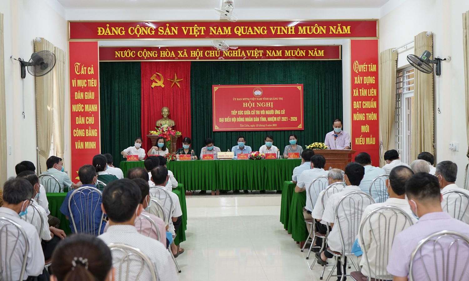 Các ứng cử viên tiếp xúc cử tri tại xã Tân Liên, huyện Hướng Hóa - Ảnh: L.A