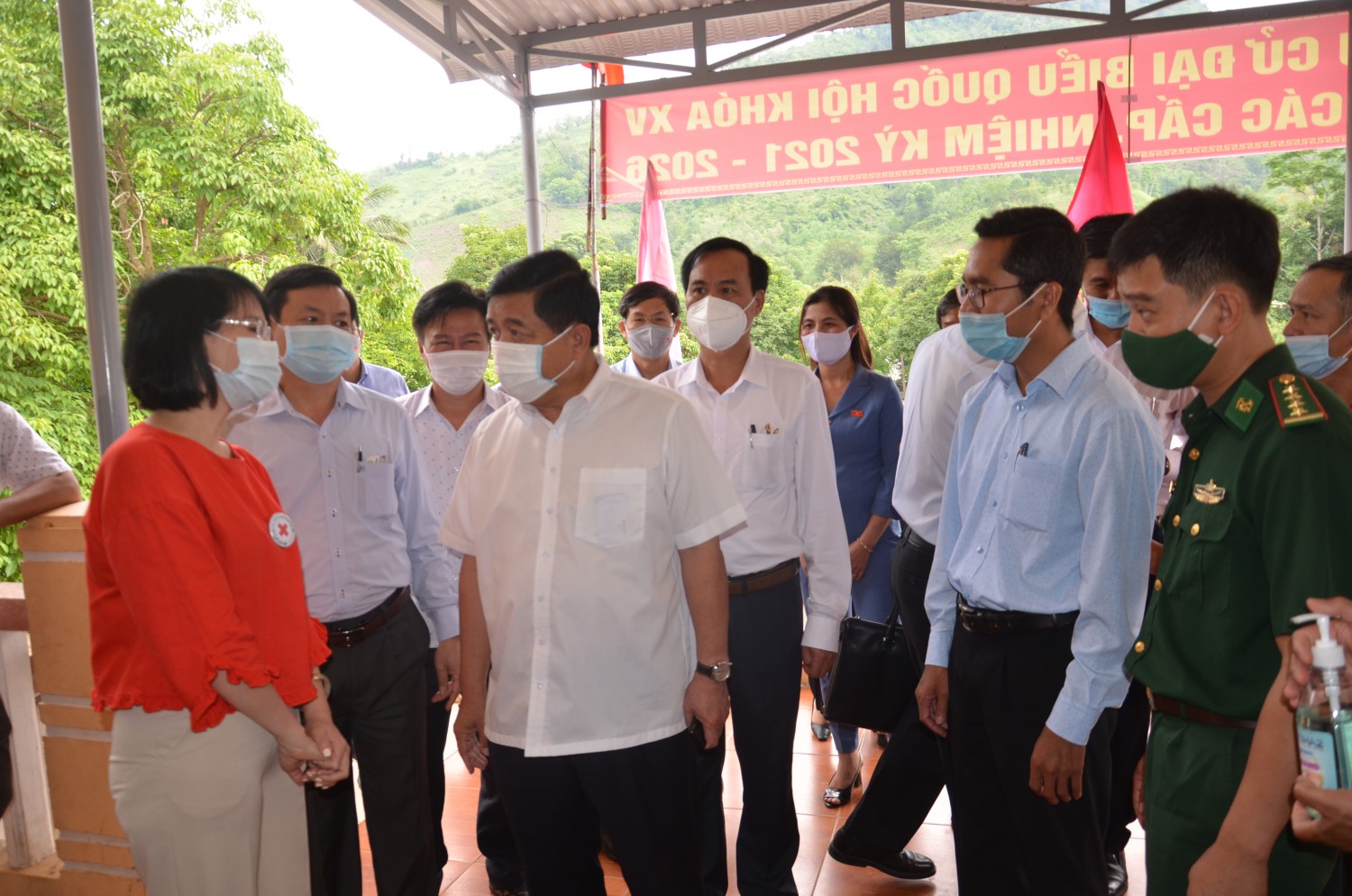 Bộ trưởng Bộ Kế hoạch và Đầu tư Nguyễn Chí Dũng trò chuyện thân mật với cử tri huyện Đakrông tại điểm tiếp xúc cử tri xã A Ngo - Ảnh: L.M