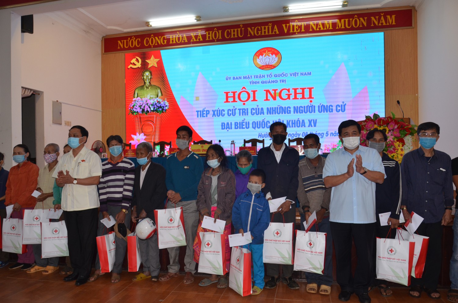 Bộ trưởng Bộ Kế hoạch và Đầu tư Nguyễn Chí Dũng và Trưởng Đoàn ĐBQH tỉnh Hoàng Đức Thắng trao quà cho các gia đình có hoàn cảnh đặc biệt khó khăn trên địa bàn huyện Hướng Hóa - Ảnh: Lê Minh