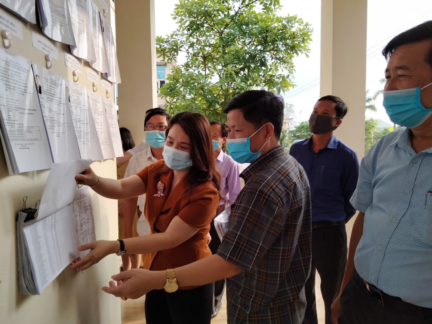 Chủ nhiệm UBKT Tỉnh ủy Hồ Thị Thu Hằng kiểm tra tình hình chuẩn bị bầu cử tại xã Triệu Thành -Ảnh: M.Đ​