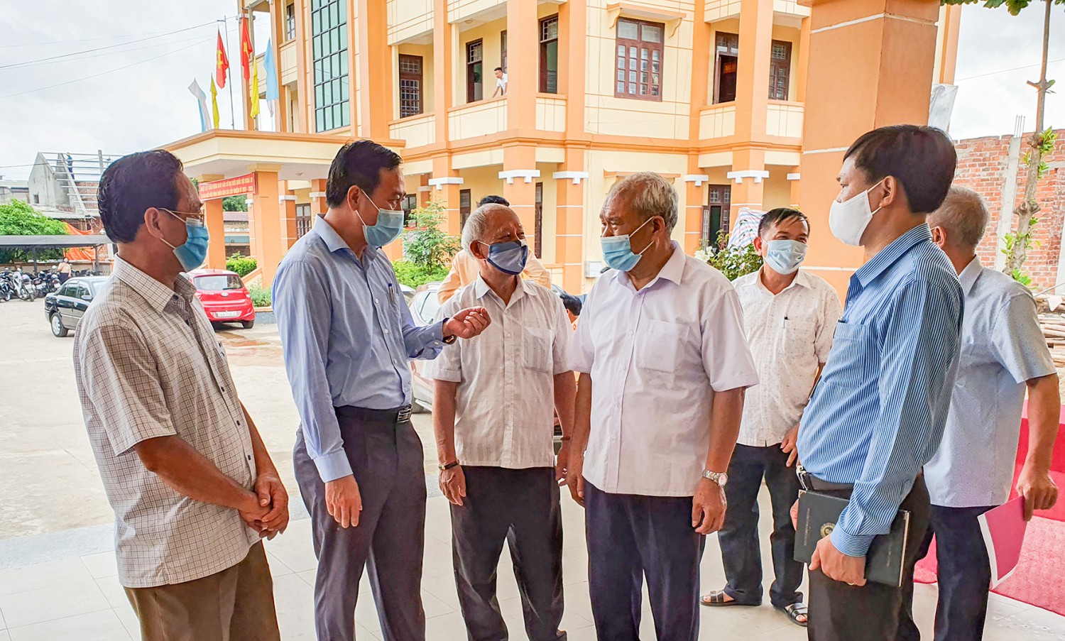 Các ứng cử viên đại biểu HĐND tỉnh trao đổi với cử tri Phường 5, thành phố Đông Hà bên lề buổi tiếp xúc cử tri- Ảnh: L.N