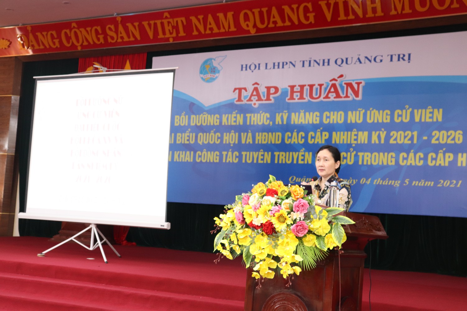 Các ứng cử viên nữ được nghe Phó Giám đốc Học viện Phụ nữ Việt Nam Hà Thanh Vân chia sẻ về kỹ năng xây dựng chương trình hành động - Ảnh: T.P