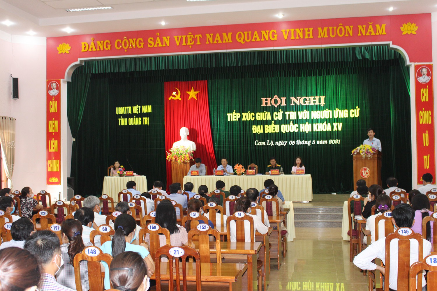 Bí thư Tỉnh ủy Lê Quang Tùng, ứng cử viên ĐBQH khóa XV trình bày chương trình hành động của mình trước cử tri huyện Cam Lộ - Ảnh: H.T