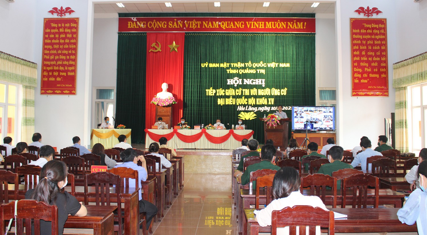 Bí thư Tỉnh ủy Lê Quang Tùng đã trao đổi và làm rõ thêm một số vấn đề mà cử tri quan tâm- Ảnh: HT