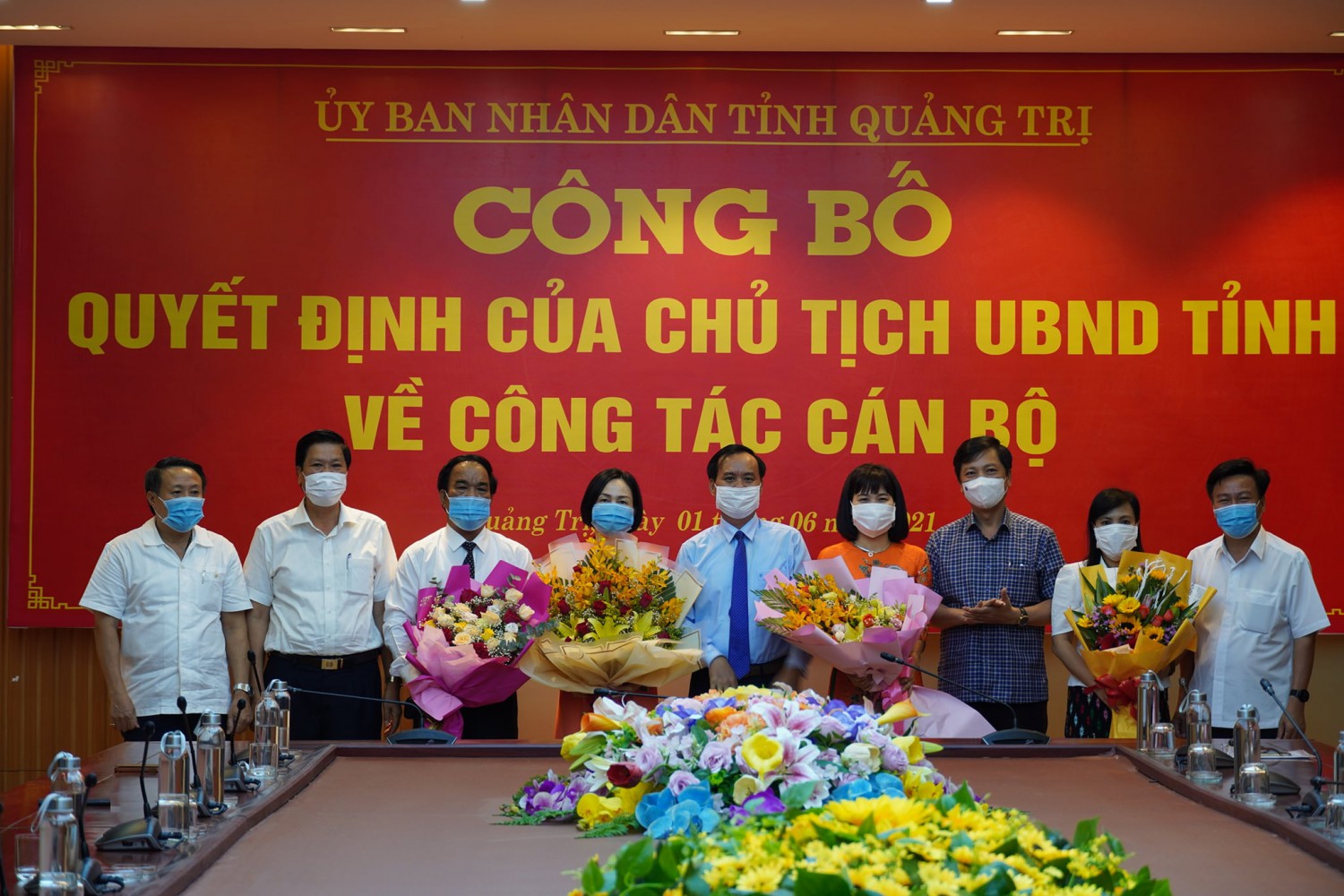 Chủ tịch UBND tỉnh Võ Văn Hưng và các đồng chí lãnh đạo tỉnh trao quyết định, tặng hoa chúc mừng các cán bộ được điều động, bổ nhiệm - Ảnh: ĐV