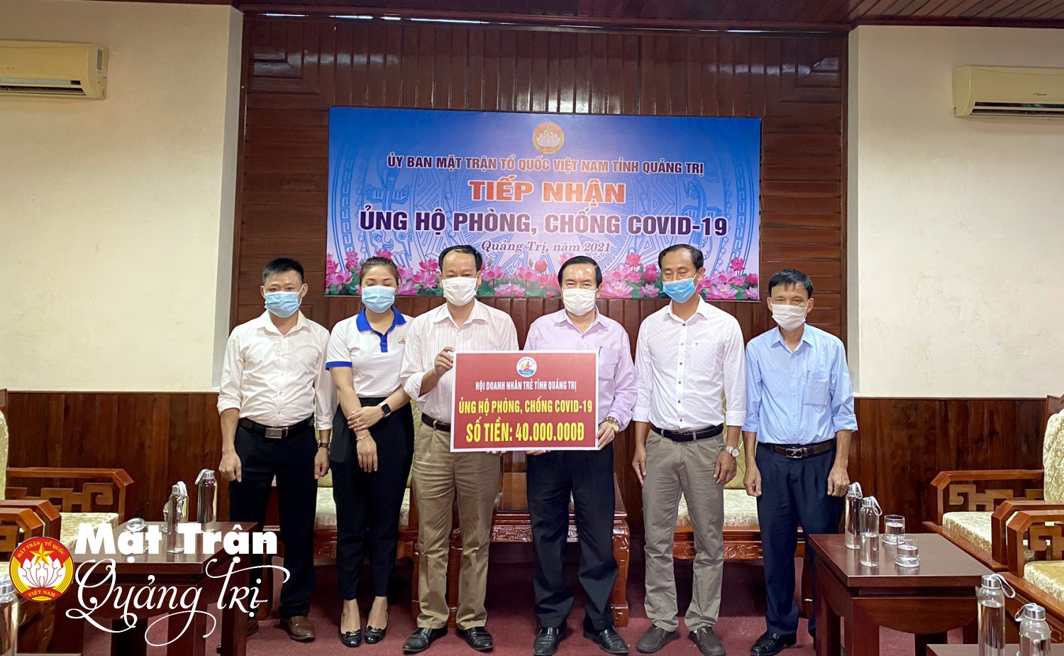 Ông Nguyễn Ngọc Thơ, Phó Chủ tịch Hội Doanh nhân trẻ tỉnh trao số tiền 40 triệu đồng ủng hộ phòng, chống COVID-19 trên địa bàn tỉnh Quảng Trị