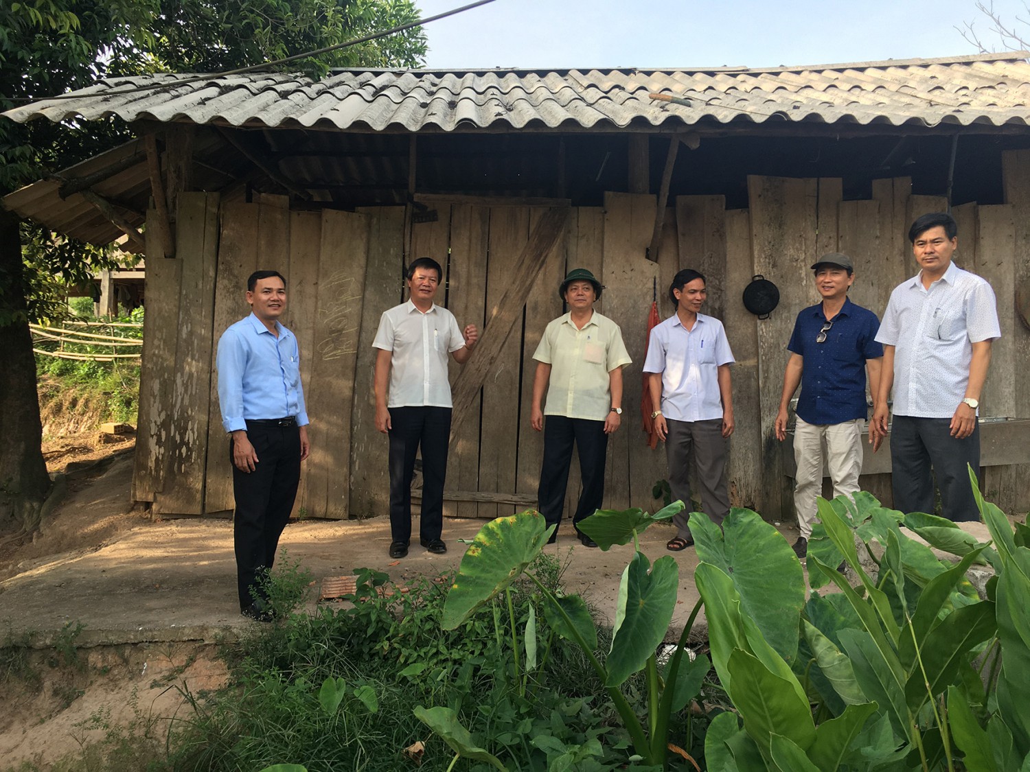 Khảo sát thực địa để xây dựng nhà ở giáo viên tại điểm trường Chai, Trường Tiểu học Tà Long - Ảnh: N.K