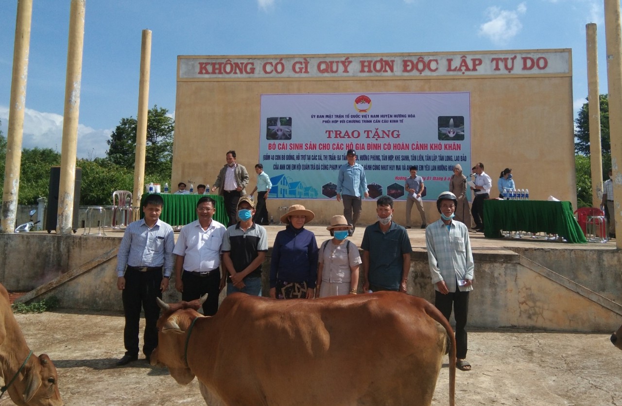 Quang cảnh buổi trao tặng bò cái sinh sản (Ảnh: L.N.Phúc)