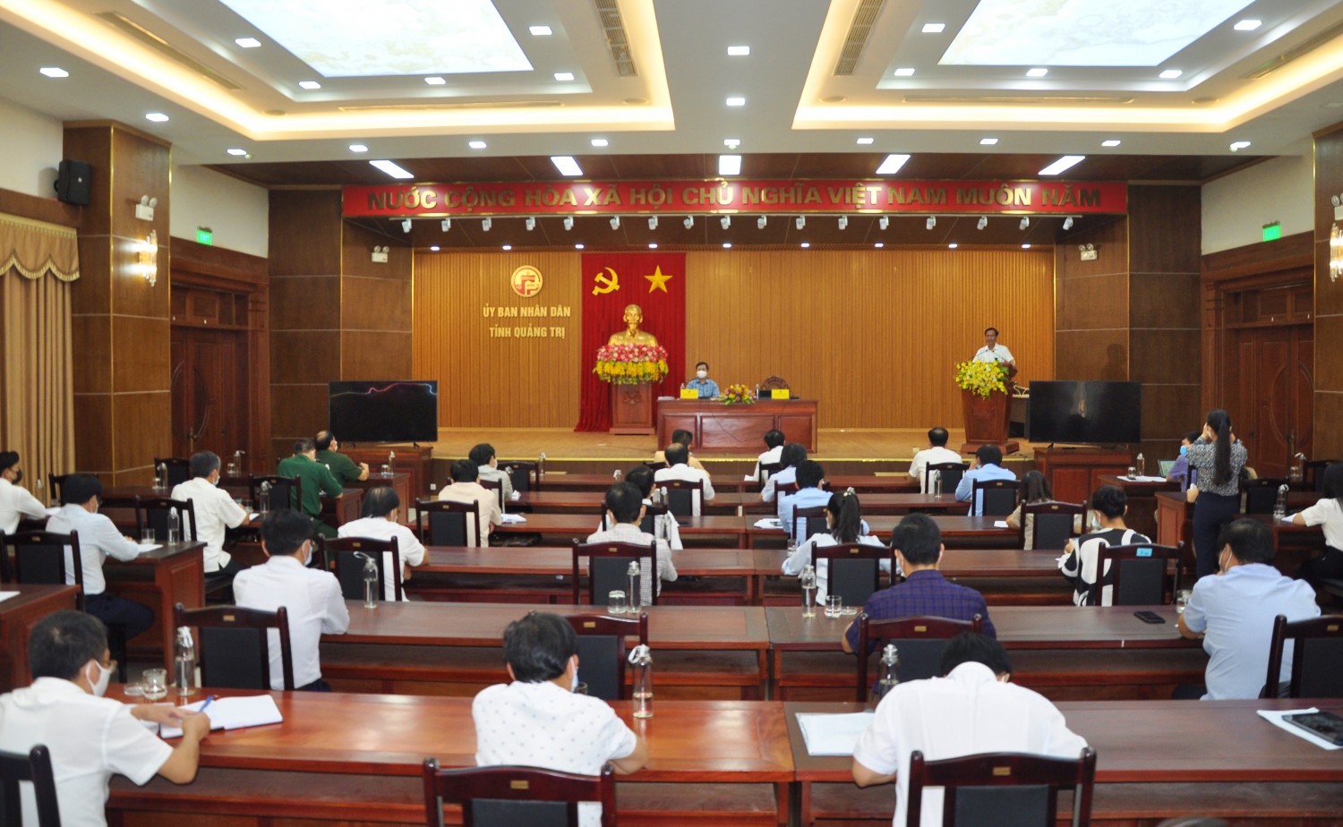 Chủ tịch UBND tỉnh Võ Văn Hưng nhấn mạnh việc cần phải làm ngay trong thời điểm này là ban hành một chỉ thị mới để phù hợp với tình hình - Ảnh: Q.H
