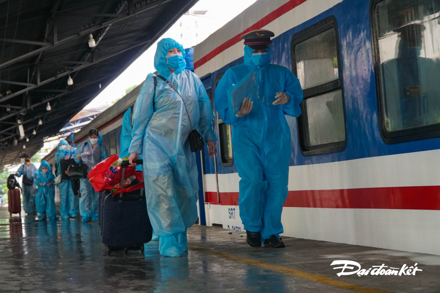 Nhân viên tòa tàu hướng dẫn người dân đến đúng vị trí toa tàu.