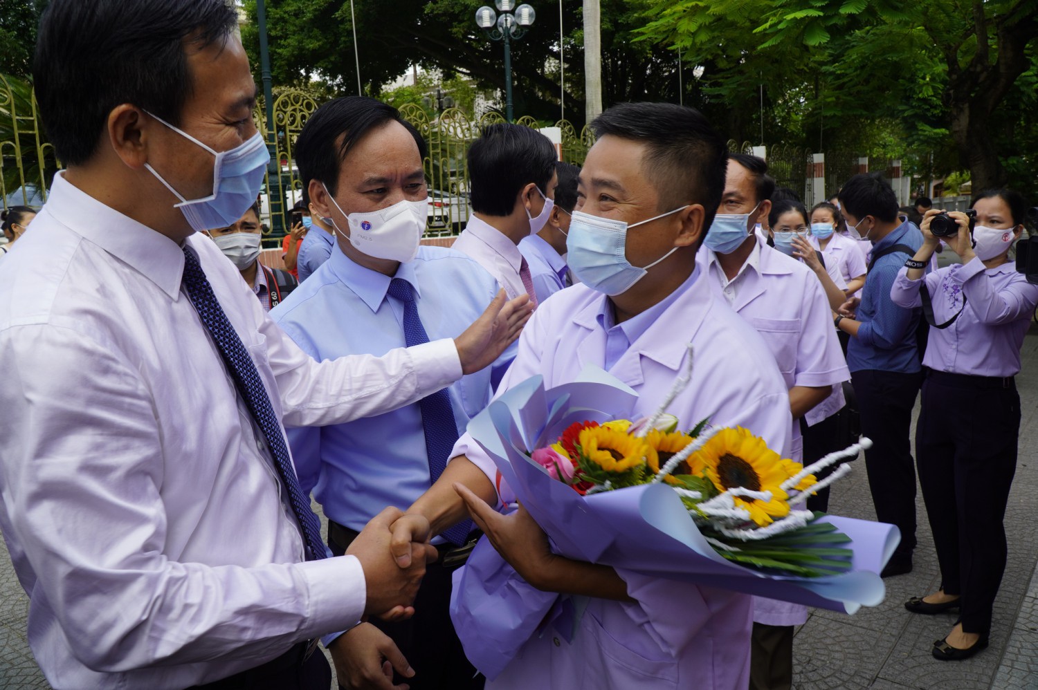 Lãnh đạo tỉnh Quảng Trị ra xe tiễn đoàn công tác lên đường ẢNH: NGUYỄN PHÚC