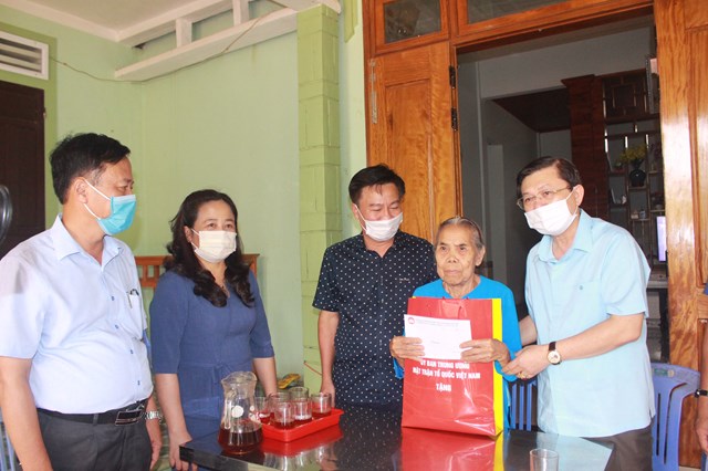 Phó Chủ tịch Nguyễn Hữu Dũng thăm hỏi và tặng quà Mẹ VNAH Ngô Thị Mừng.