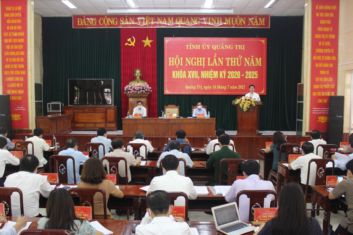 Bí thư Tỉnh ủy Lê Quang Tùng nhấn mạnh yêu cầu phát huy dân chủ, chất vấn và trao đổi trong Đảng - Ảnh: NTH