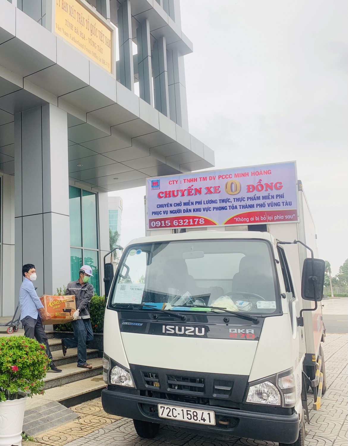 Cán bộ UBMTTQ Việt Nam tỉnh chuyển hàng của tỉnh Quảng Trị hỗ trợ, điều phối cho TP.Vũng Tàu sử dụng trong công tác phòng, chống dịch COVID-19.